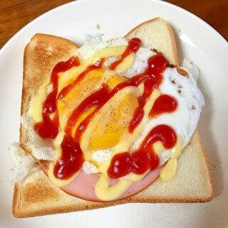 ハムと目玉焼きのマヨネーズケチャップトースト